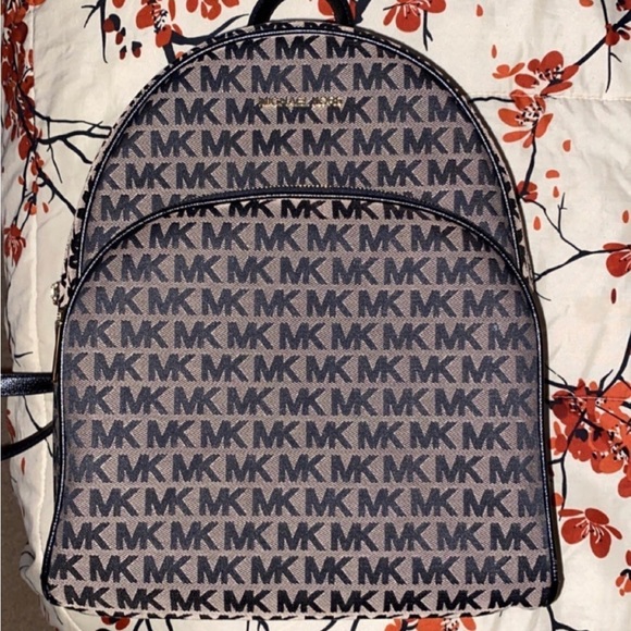 Brand new Michael kors bookbag (authentic) - Picture 2 of 3